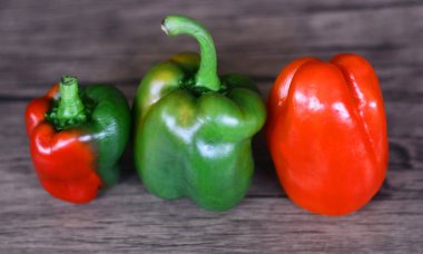 Kırmızı ve yeşil ahşap arka plan üzerinde kırmızı biber.