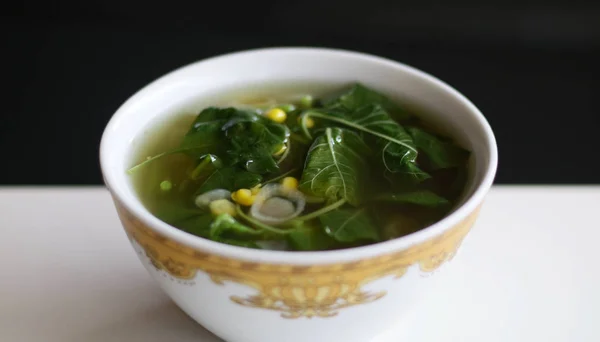 Sayur Bening Bayam Sopa Clara Espinacas Sobre Fondo Negro Espinacas —  Fotos de Stock