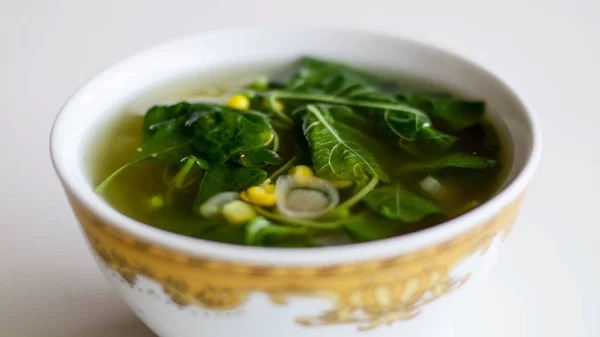 Sayur Bening Bayam Vagy Spenót Erőleves Fehér Háttér Főtt Spenót — Stock Fotó