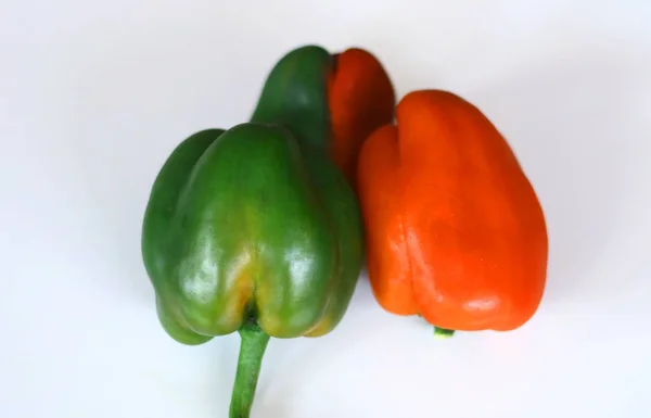Roter Und Grüner Paprika Auf Weißem Hintergrund — Stockfoto