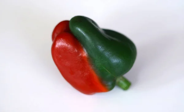 Paprika Bicolore Sfondo Bianco — Foto Stock