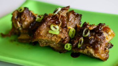 Beyaz arka plan üzerinde ızgara kaburga. 