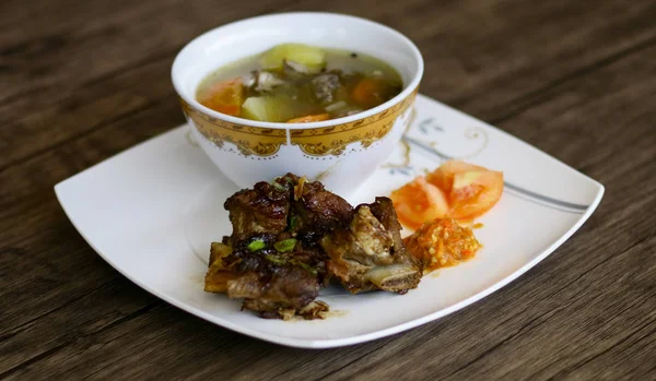 Gegrillte Rippchen Suppe Und Chilisoße Auf Holz Hintergrund — Stockfoto