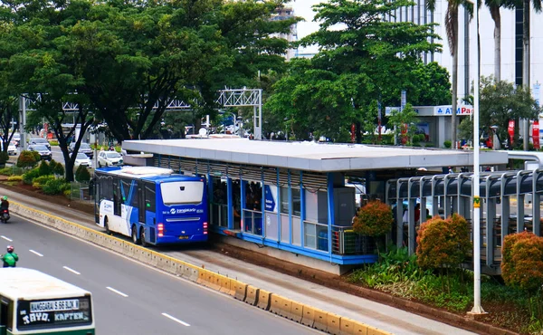 印度尼西亚雅加达 2019年3月6日 Jalan Sudirman的Bundaran Senayan Transjakarta Shelter 巴士站 — 图库照片