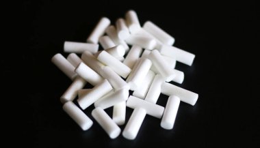 Siyah arka plan üzerine sigara filtresi.