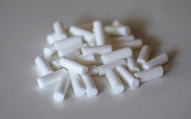 Beyaz arka plan üzerinde sigara filtresi.  