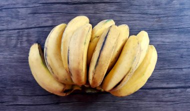 salkım muzu ahşap zemin üzerinde.