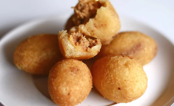 康布罗 印尼传统食品 木薯制成的是磨碎的 含有康叫汁 Oncom 本身就是一种由大豆残渣制成的食品 经过发酵 — 图库照片