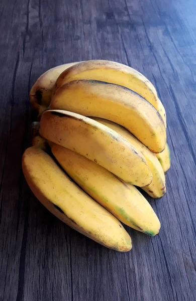 Bando Bananas Fundo Madeira — Fotografia de Stock