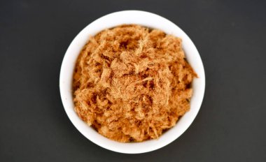 Siyah arka planda rousong veya sığır eti ipi.