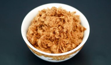 Siyah arka planda rousong veya sığır eti ipi.