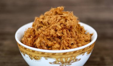 Ahşap arka planda rousong veya sığır ipi.