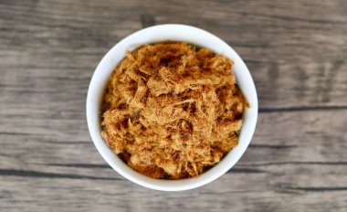 Ahşap arka planda rousong veya sığır ipi.