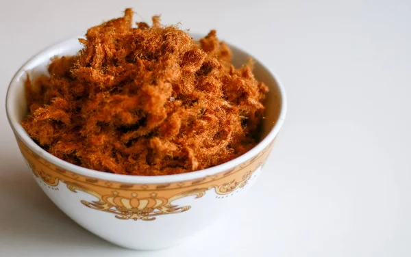 Beyaz arka planda rousong veya sığır ipi.