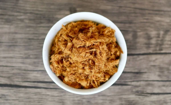 Ahşap arka planda rousong veya sığır ipi.