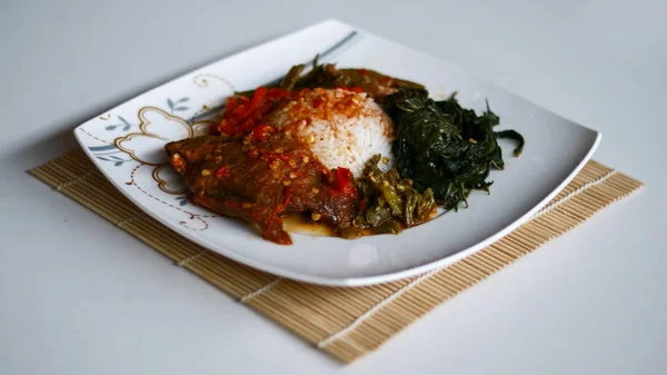 Nasi Padang Riso Padang Con Carne Balado Foglie Manioca Fagioli — Foto Stock