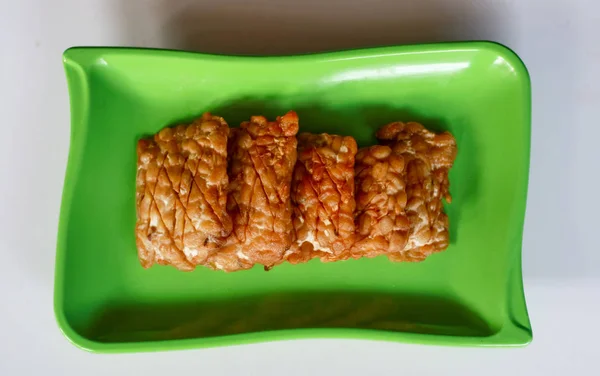 Tempeh Frito Sobre Fondo Blanco Alimentos Tradicionales Indonesios — Foto de Stock