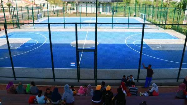 インドネシア デポック 2019年4月14日 西ジャワ州グランドデポック市のアルン アルン デポック 緑のオープンスペース でバスケットボールとフットサルフィールド — ストック写真