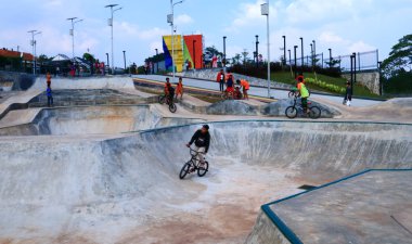 Depok, Endonezya - 14 Nisan 2019: Grand Depok City, Batı Java'daki Alun-alun Depok'ta (yeşil açık alan) çocuk oyun bisikleti.