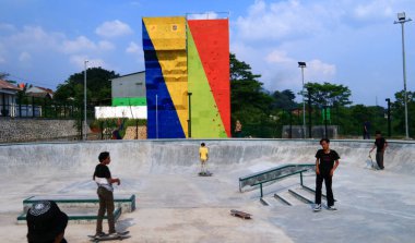 Depok, Endonezya - 14 Nisan 2019: Grand Depok City, West Java'da Alun-alun Depok'ta (yeşil açık alan) kaykay oynayanlar.
