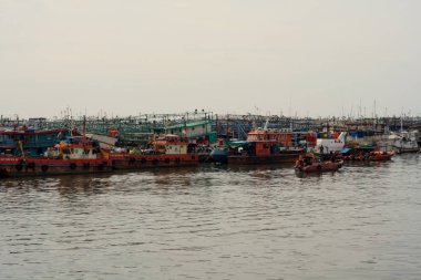 Jakarta, Endonezya - 21 Nisan 2019: Muara Angke Limanı'nda demirli balıkçı tekneleri, Penjaringan, Kuzey Jakarta.