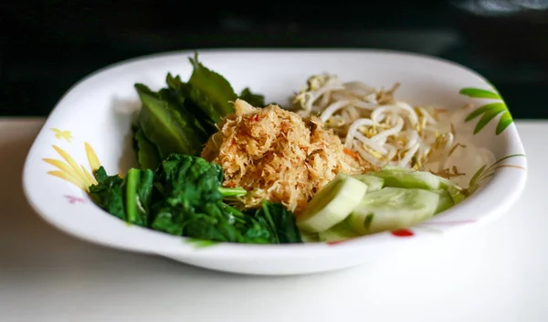 Sayur Urap Sobre Fondo Negro Verduras Cocidas Con Coco Rallado —  Fotos de Stock