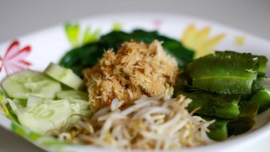 Sayur urap. Baharatlı rendelenmiş hindistan cevizi ile pişmiş sebze. Endonezya geleneksel gıda.