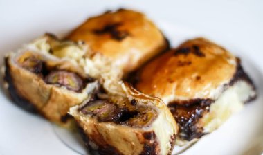 Muzlu çikolatalı pasta (bolen) beyaz arka planda. 