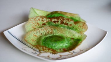 Beyaz arka planda maymun kek veya serabi Jakarta. 