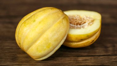 Kavun veya ahbap ahşap arka plan üzerinde. 