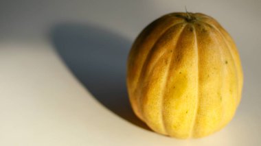 Beyaz arka planda kavun veya üfleme. 