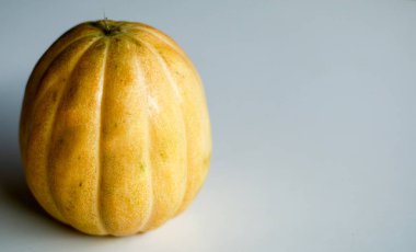 Beyaz arka planda kavun veya üfleme. 