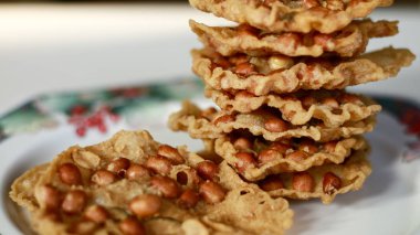 Fıstık Peyek tabakta. Peanut Rempeyek veya Peyek gevrek un meyilli tarafından fıstık ile pirinç unu yapılan derin yağda kızartılmış tuzlu Cava kraker olduğunu. Endonezya gıda.