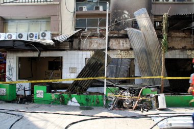 Cakarta, Endonezya - 23 Mayıs 2019: Jalan Sabang 'daki polis karakolu 22 Mayıs' taki Cakarta ayaklanması sırasında yakıldı.