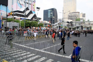 Jakarta, Endonezya - 21 Mayıs 2019: Prabowo Subianto-Sandiaga Uno mitingini Jl 'deki Seçim Denetleme Dairesi (Bawaslu) genel merkezi önünde destekleyenler. Mh Thamrin Merkez Jakarta 'da.