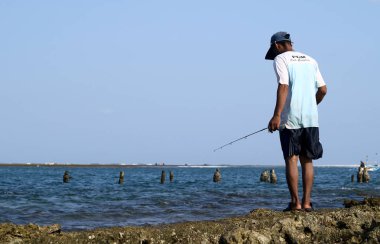 Serang, Endonezya - 24 Mayıs 2019: Serang, Banten'deki Anyer Plajı'nda balık avlamak.