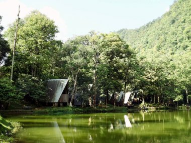 Bogor, Endonezya - 23 Mayıs 2019: Puncak'taki Warna Gölü veya Telaga Warna'daki kulübeler, Cisarua Bölgesi, Bogor, Batı Java. Endonezya.