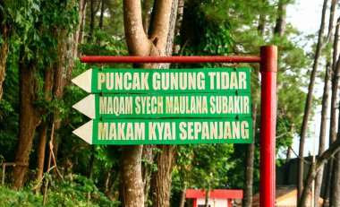 Magelang, Endonezya - 3 Haziran 2019: Orta Java,Magelang City'deki Tidar Tepesi'nde yön veya işaret. 