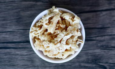 Ahşap arka plan üzerinde Tavuk ayakları kraker veya kripik ceker.