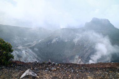 Batı Java'daki Gede Dağı'nda (Gunung Gede) aktif krater, Endonezya.