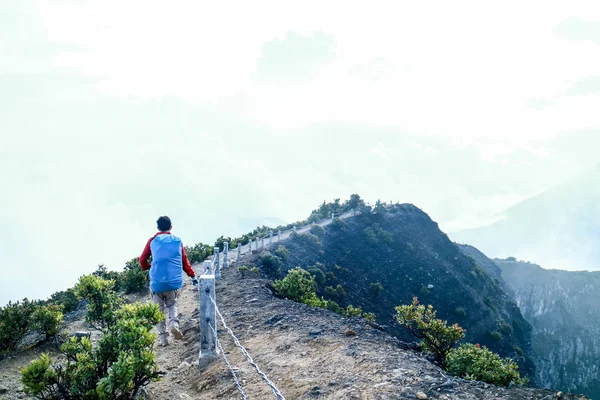Богор Индонезия Июня 2019 Года Альпинист Идет Около Оврага Горе — стоковое фото