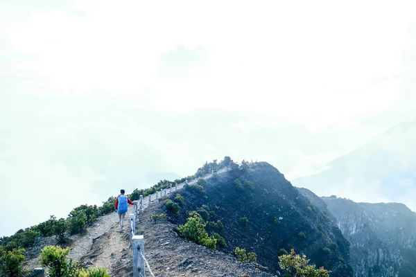 Богор Индонезия Июня 2019 Года Альпинист Идет Около Оврага Горе — стоковое фото