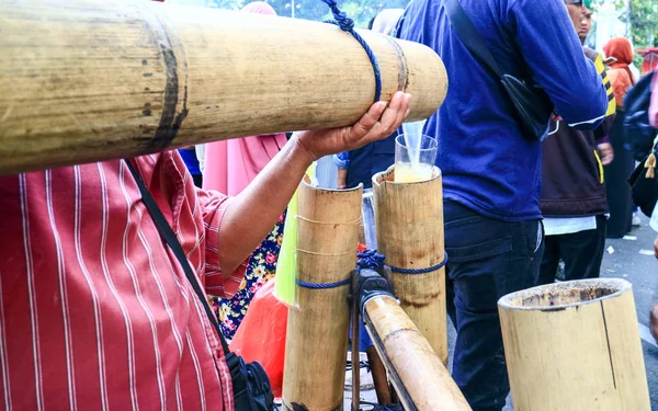 Dżakarta Indonezja Czerwca 2019 Sprzedawcy Uliczni Badeg Tradycyjny Napój Wśród — Zdjęcie stockowe