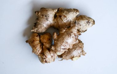 Zencefil veya Zingiber officinale beyaz arka plan üzerinde. Baharat ve halk ilacı olarak kullanılır..