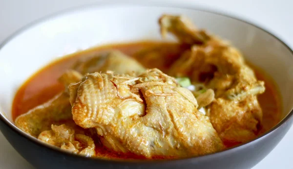 Gulai Ayam Indonesio Curry Pollo Indonesio Tazón Sobre Fondo Blanco — Foto de Stock