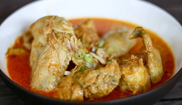 Indonesisches Gulai Ayam Oder Indonesisches Hühnercurry Einer Schüssel Auf Holzgrund — Stockfoto