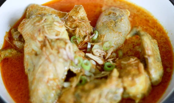 Ayam Gulai Indonesiano Curry Pollo Indonesiano Una Ciotola Fondo Legno — Foto Stock