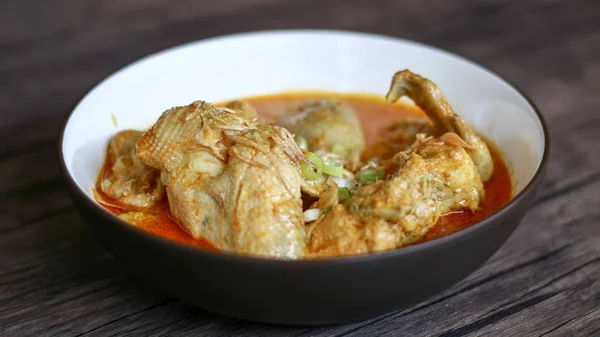 Indonesisches Gulai Ayam Oder Indonesisches Hühnercurry Einer Schüssel Auf Holzgrund — Stockfoto