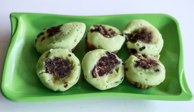 Çimdik Kek veya beyaz arka plan üzerinde kue cubit. Geleneksel Endonezya kek normalde sokak satıcıları tarafından satılan.