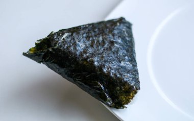 Pirinç topu veya onigiri beyaz arka plan üzerinde.